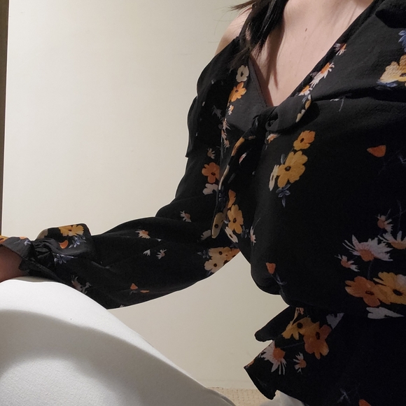 HM | Off-shoulder Floral V-neck Crop Top - Picture 3 of 7